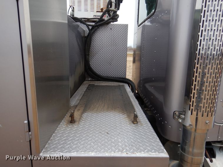 image for item DL5907 2003 Peterbilt 330  utility / service truck