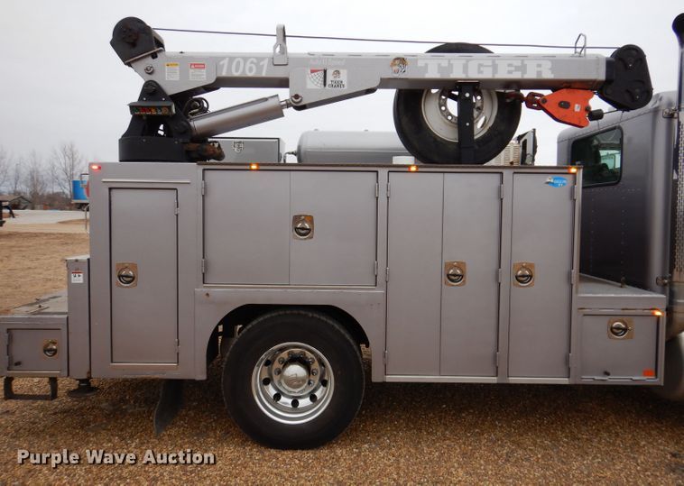 image for item DL5907 2003 Peterbilt 330  utility / service truck