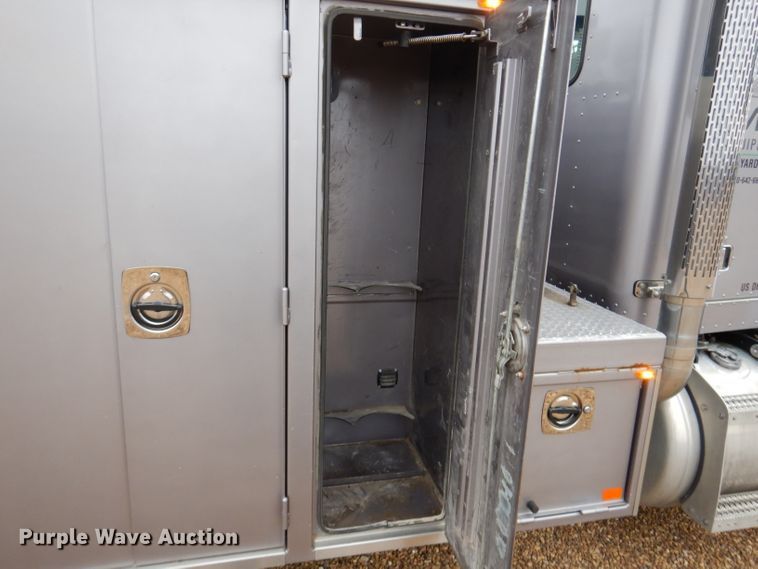 image for item DL5907 2003 Peterbilt 330  utility / service truck