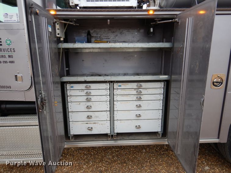 image for item DL5907 2003 Peterbilt 330  utility / service truck