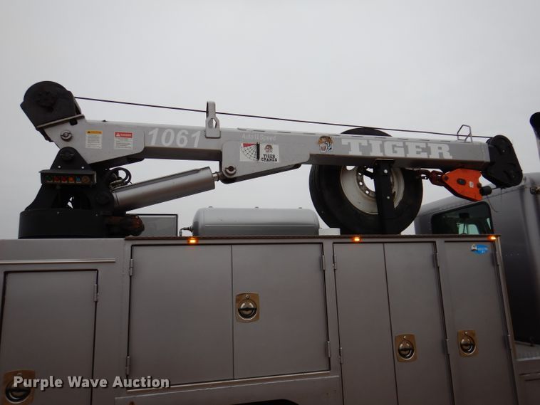 image for item DL5907 2003 Peterbilt 330  utility / service truck