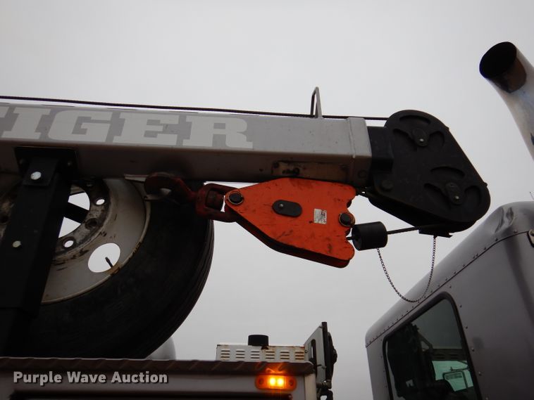 image for item DL5907 2003 Peterbilt 330  utility / service truck