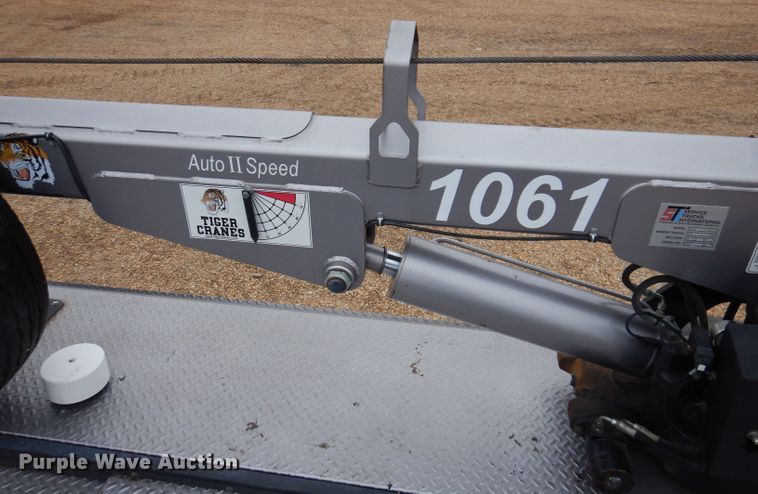 image for item DL5907 2003 Peterbilt 330  utility / service truck