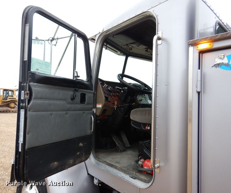 image for item DL5907 2003 Peterbilt 330  utility / service truck