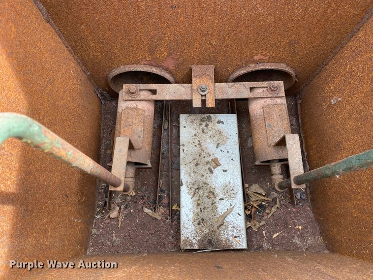 image for item DL6830 2002 Garlock 412  tar kettle