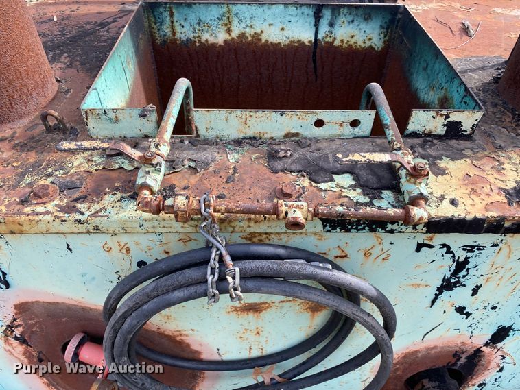 image for item DL6830 2002 Garlock 412  tar kettle