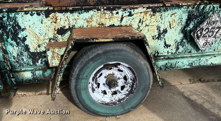 image for item DL6830 2002 Garlock 412  tar kettle