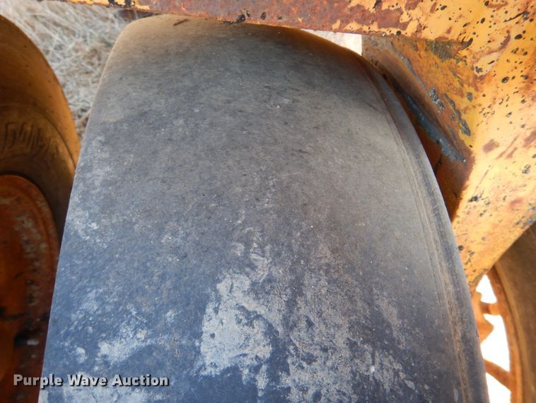 image for item DL6850 Pneumatic roller