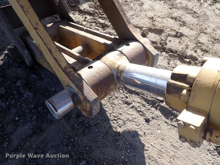 image for item DN2448 2004 Caterpillar 330C  excavator