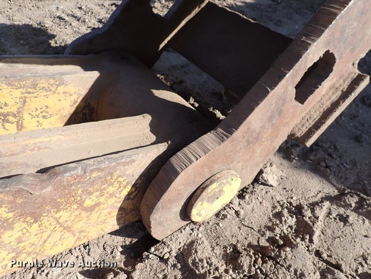 image for item DN2448 2004 Caterpillar 330C  excavator