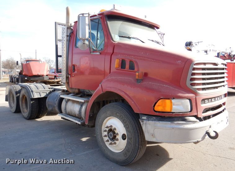 image for item DN2558 2001 Sterling AT9500  semi truck