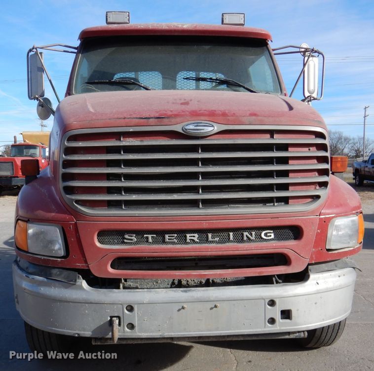 image for item DN2558 2001 Sterling AT9500  semi truck