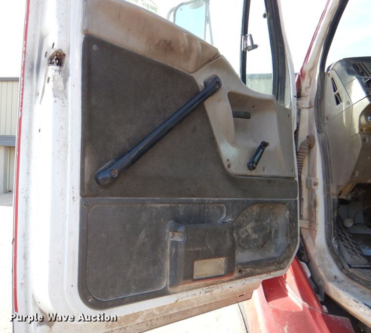 image for item DN2558 2001 Sterling AT9500  semi truck