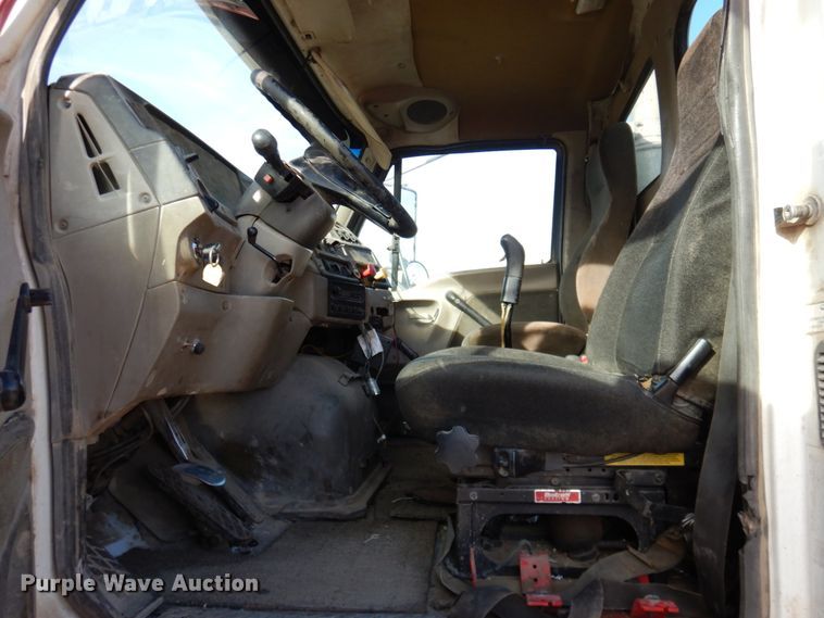 image for item DN2558 2001 Sterling AT9500  semi truck