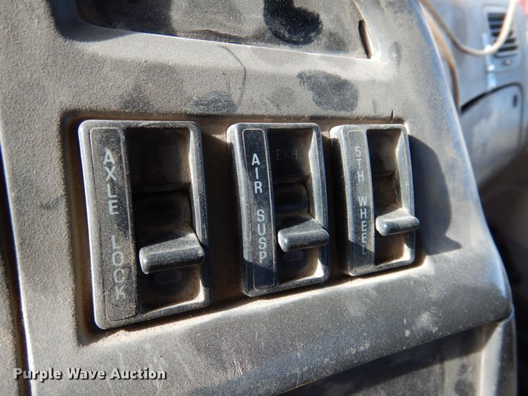 image for item DN2558 2001 Sterling AT9500  semi truck