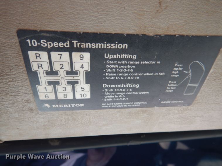 image for item DN2558 2001 Sterling AT9500  semi truck