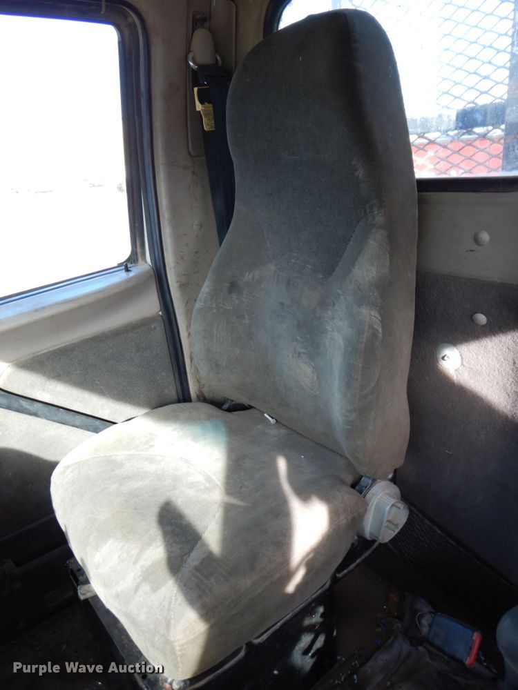 image for item DN2558 2001 Sterling AT9500  semi truck