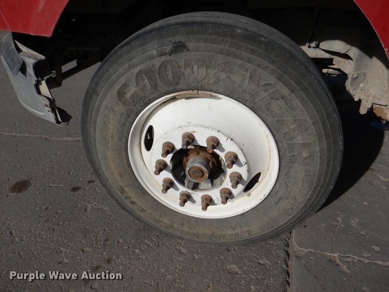 image for item DN2558 2001 Sterling AT9500  semi truck