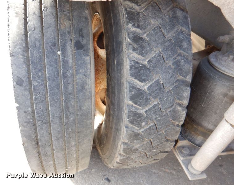 image for item DN2558 2001 Sterling AT9500  semi truck