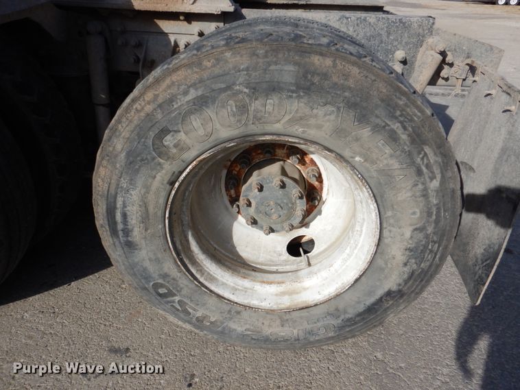 image for item DN2558 2001 Sterling AT9500  semi truck