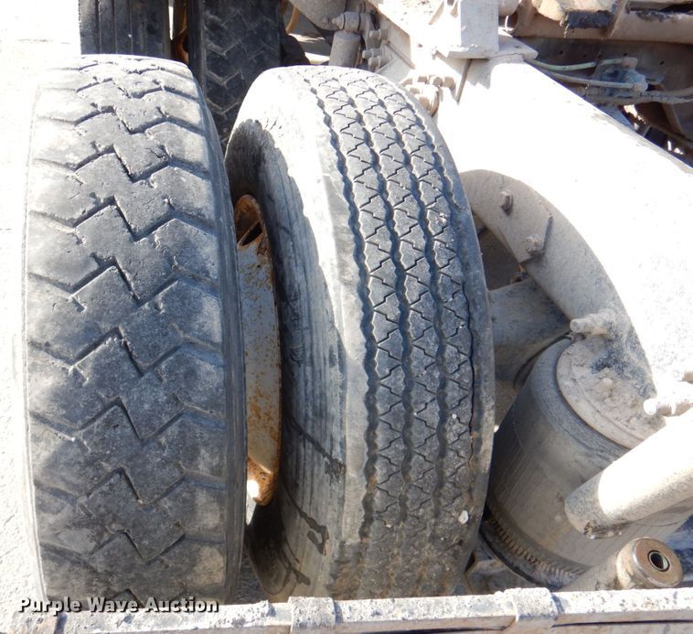 image for item DN2558 2001 Sterling AT9500  semi truck