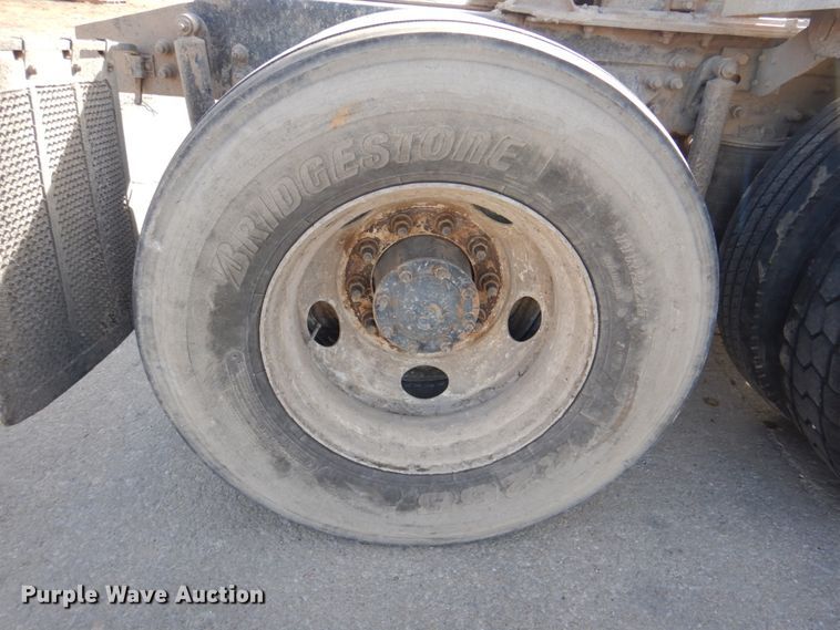 image for item DN2558 2001 Sterling AT9500  semi truck