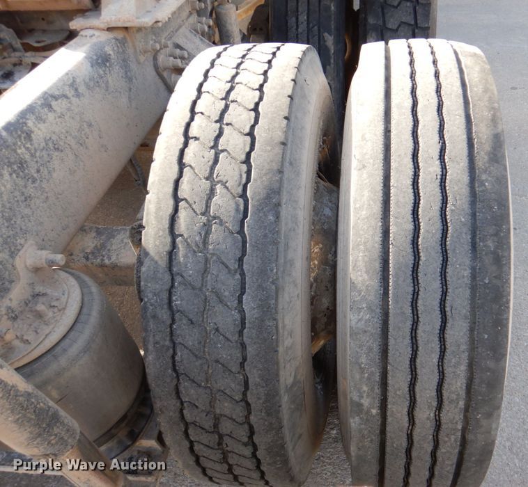 image for item DN2558 2001 Sterling AT9500  semi truck