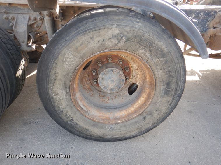 image for item DN2558 2001 Sterling AT9500  semi truck