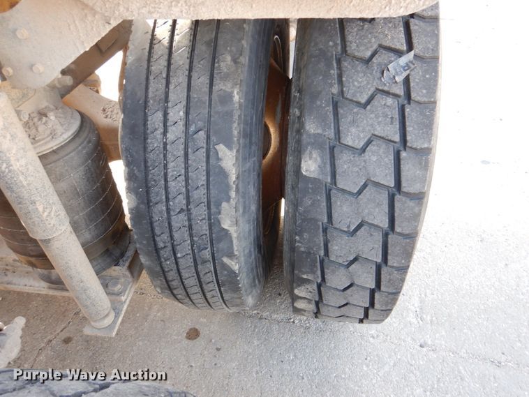 image for item DN2558 2001 Sterling AT9500  semi truck