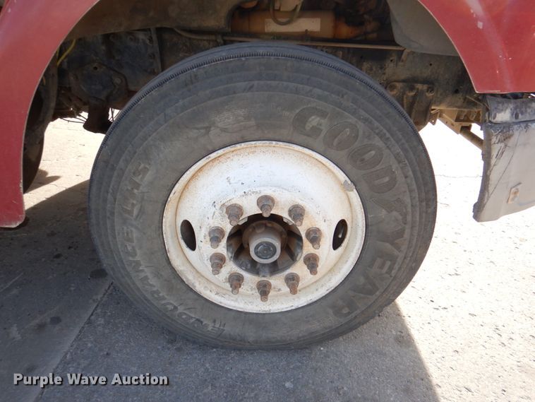 image for item DN2558 2001 Sterling AT9500  semi truck