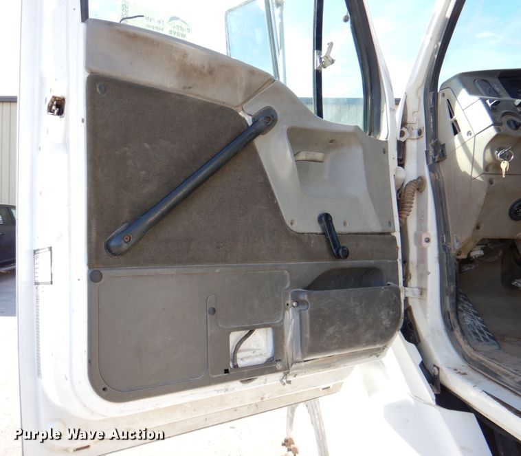 image for item DN2559 2001 Sterling L-Line  semi truck