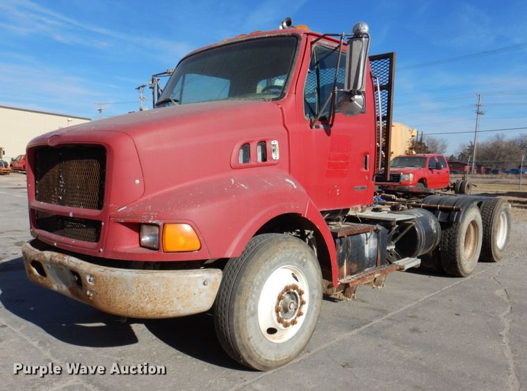 image for item DN2561 1999 Sterling L9500  semi truck
