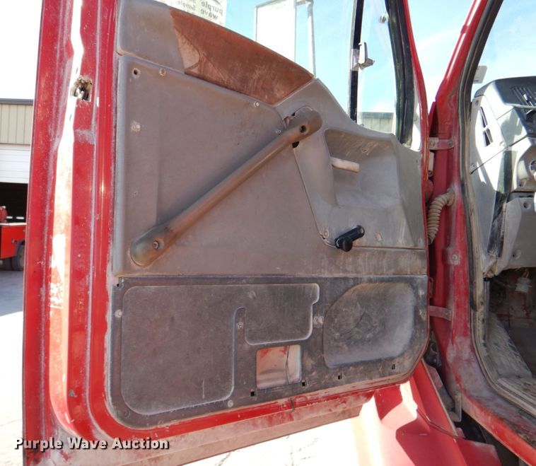 image for item DN2561 1999 Sterling L9500  semi truck