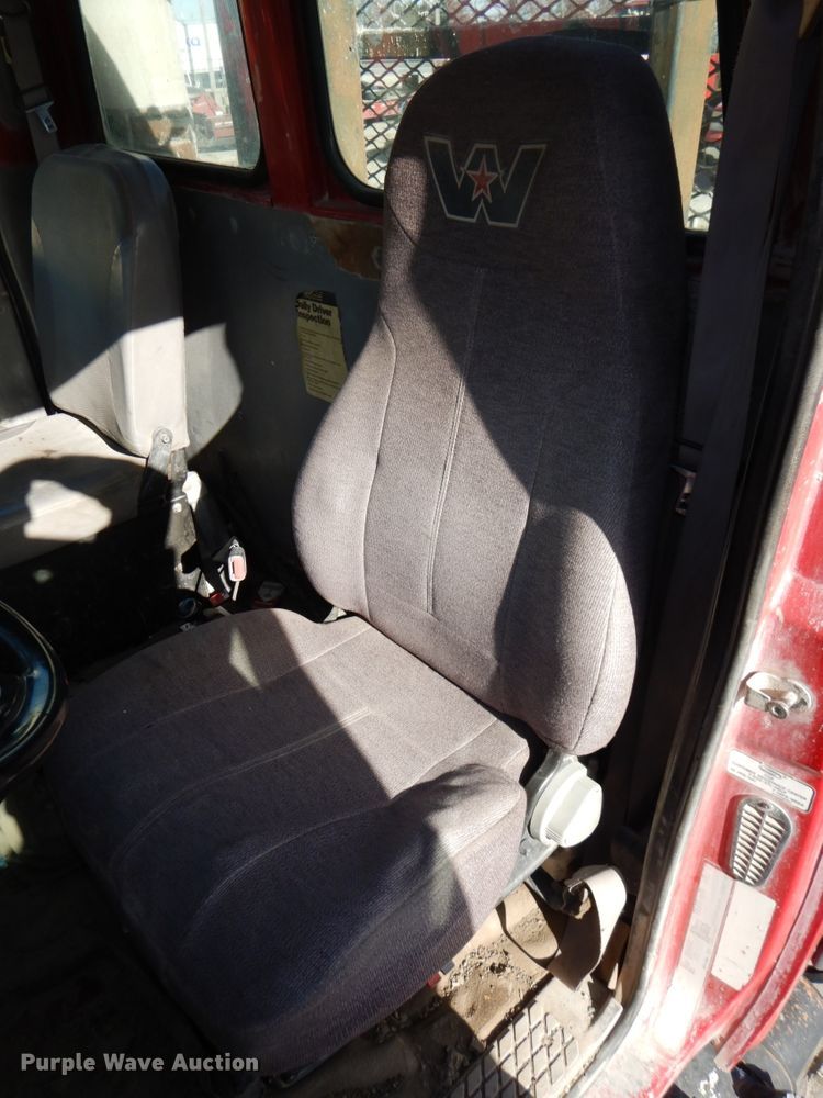 image for item DN2561 1999 Sterling L9500  semi truck