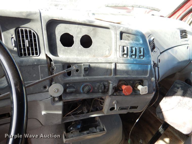 image for item DN2561 1999 Sterling L9500  semi truck