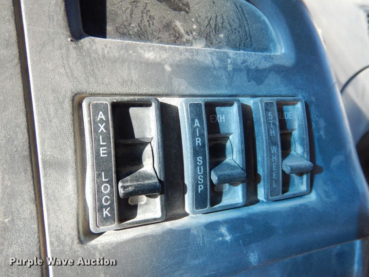 image for item DN2561 1999 Sterling L9500  semi truck