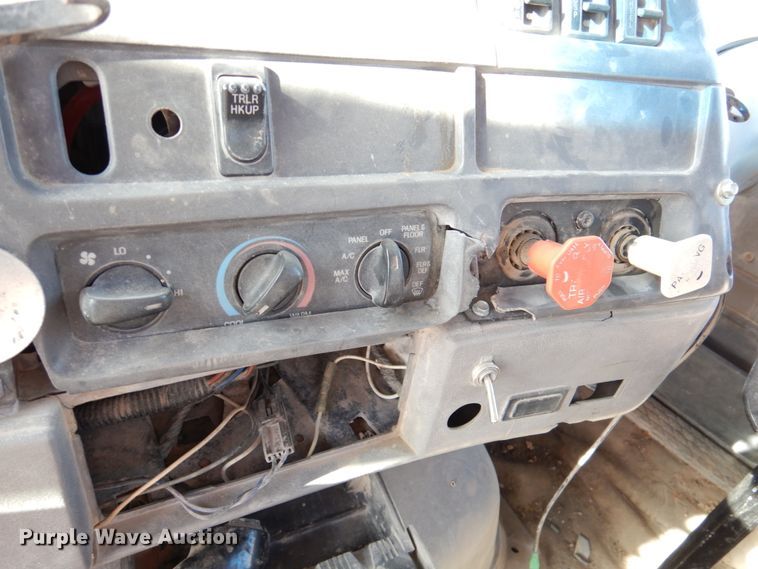 image for item DN2561 1999 Sterling L9500  semi truck