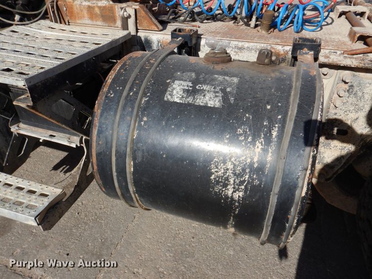 image for item DN2561 1999 Sterling L9500  semi truck