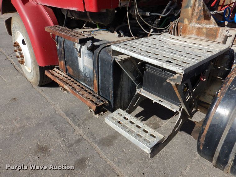 image for item DN2561 1999 Sterling L9500  semi truck