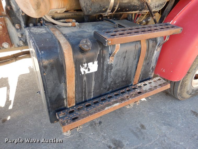 image for item DN2561 1999 Sterling L9500  semi truck