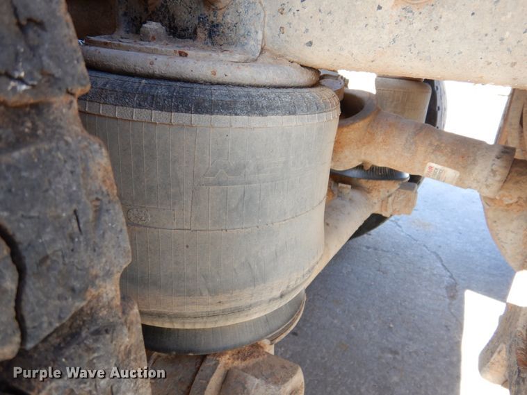 image for item DN2561 1999 Sterling L9500  semi truck