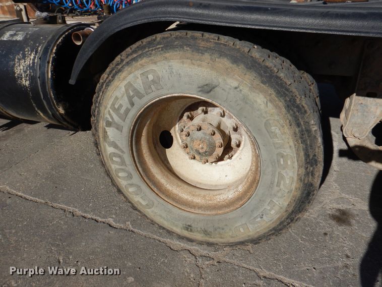 image for item DN2561 1999 Sterling L9500  semi truck