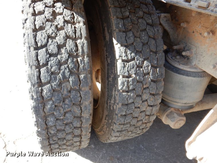 image for item DN2561 1999 Sterling L9500  semi truck