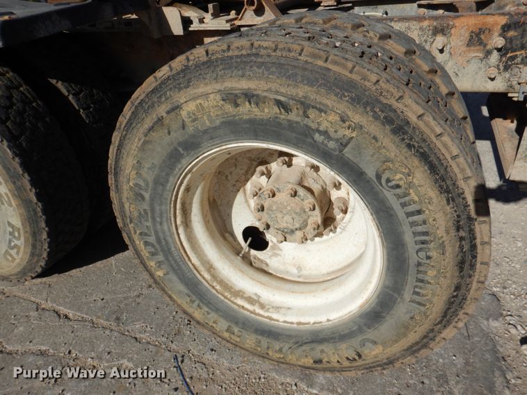 image for item DN2561 1999 Sterling L9500  semi truck