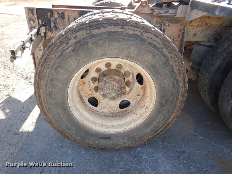 image for item DN2561 1999 Sterling L9500  semi truck