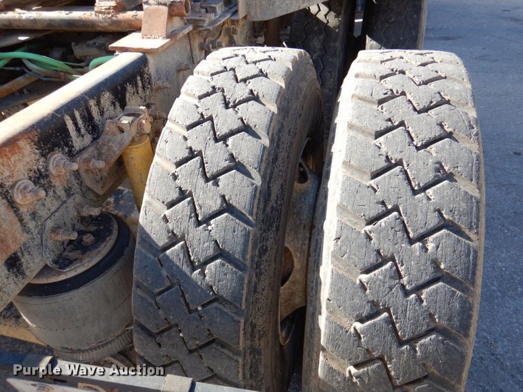 image for item DN2561 1999 Sterling L9500  semi truck