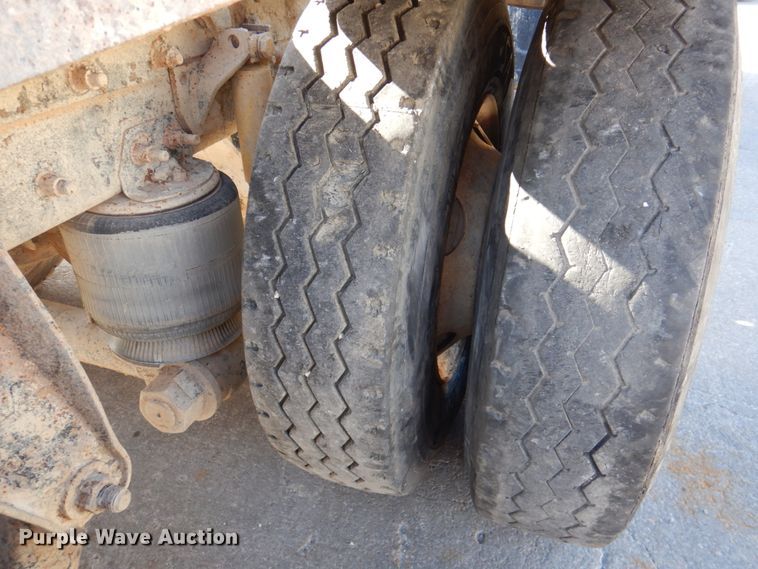 image for item DN2561 1999 Sterling L9500  semi truck