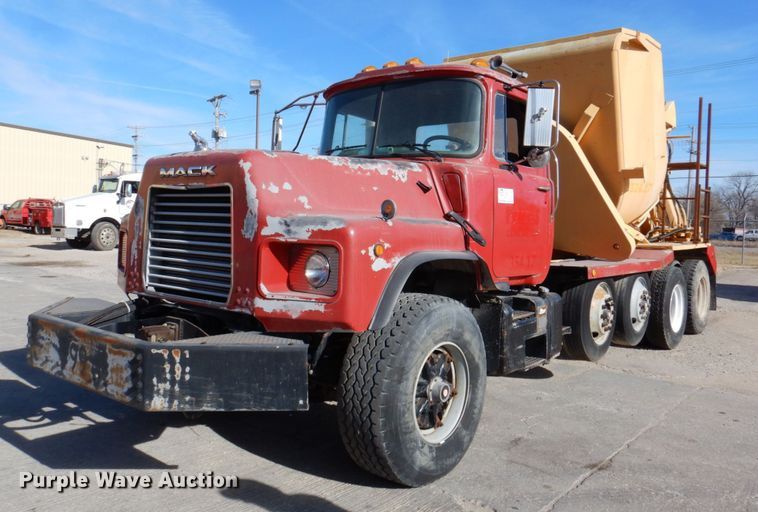 image for item DN2563 2000 Mack DM690S  ready mix truck