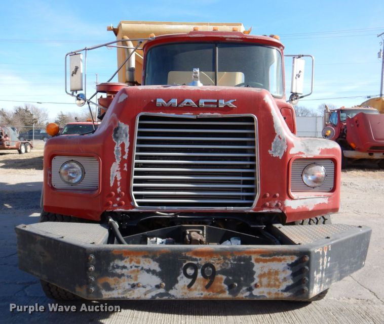 image for item DN2563 2000 Mack DM690S  ready mix truck