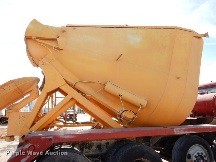 image for item DN2563 2000 Mack DM690S  ready mix truck